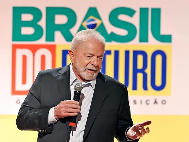 Em entrevista, Lula diz ter ficado feliz com carta de economistas