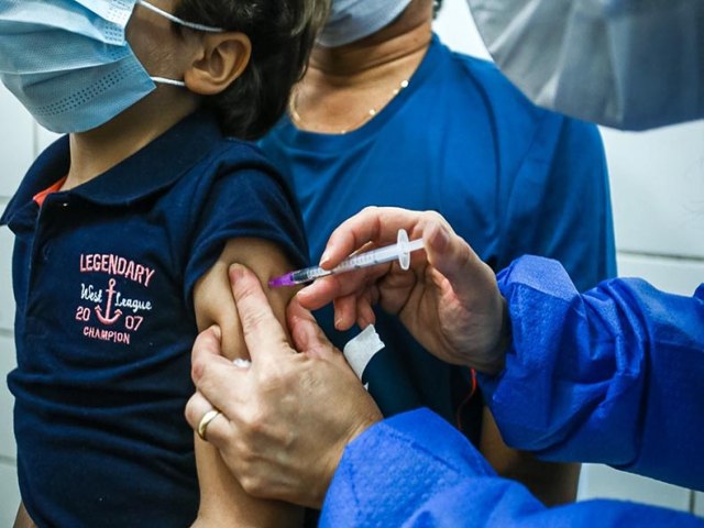 Duas crianças são vacinadas contra Covid-19 no 1º dia de campanha em Picos
