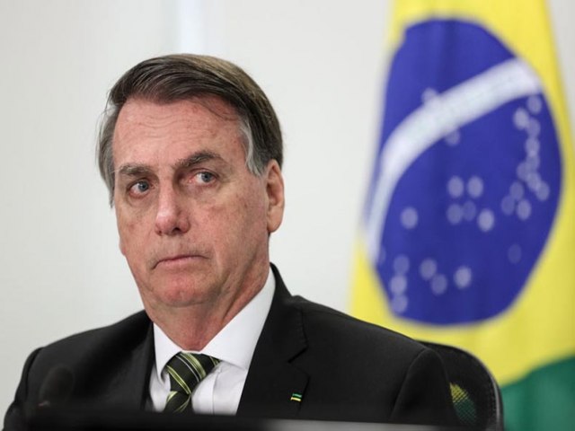 Bolsonaro fica em silêncio diante de militares no primeiro evento público após derrota