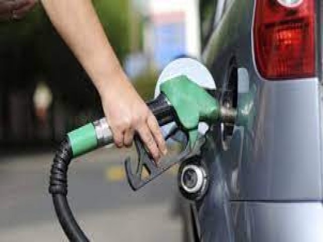 Gasolina sobe 1,6% em novembro após meses seguidos de queda, diz Ticket Log