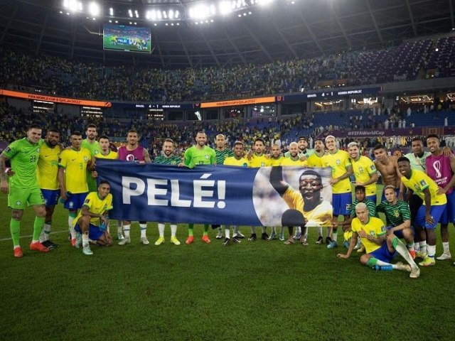 Jogadores do Brasil homenageiam Pelé após goleada contra a Coreia
