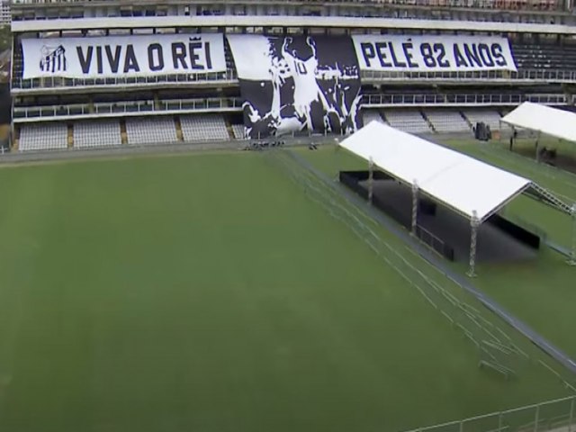 Corpo de Pelé chega à Vila Belmiro para velório, que terá caixão com urna aberta