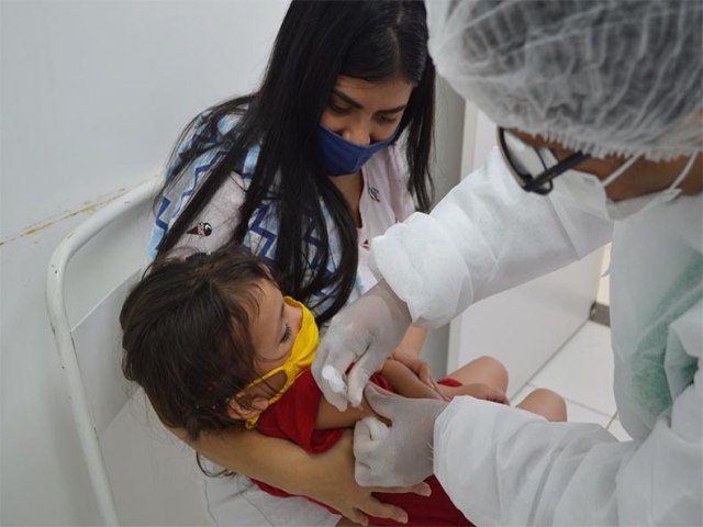 Sem estoque, Governo Federal negocia antecipação de vacinas pediátricas contra a Covid-19