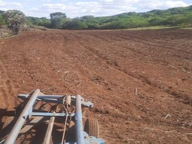 Prefeitura de Picos intensifica ações de aração de terras da zona rural do município