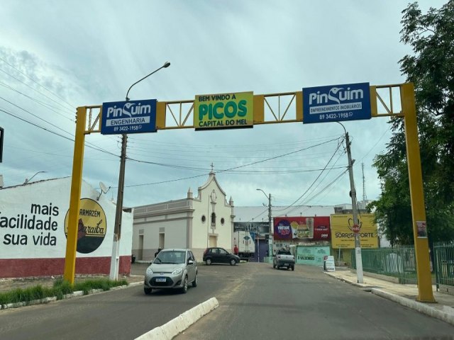 Carreta cegonha fica presa no Centro da cidade de Picos