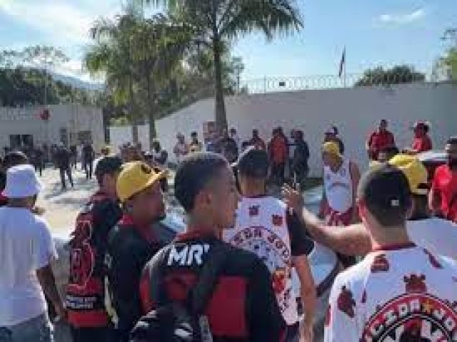 Torcedores fazem protesto em frente ao CT do Flamengo na véspera do Fla-Flu