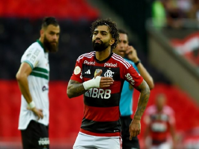 Com Sampaoli nas tribunas, Flamengo vence o Coritiba em estreia no Brasileirão