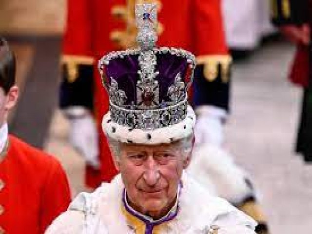 Cerimônia de coroação de Charles III reuniu mais de 2 mil pessoas