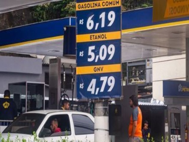 Preço médio da gasolina volta a cair nos postos do país , diz ANP