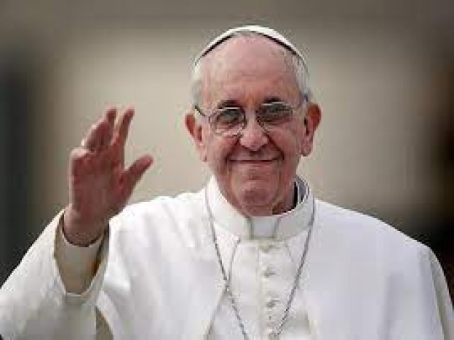 Papa Francisco já está sentando em poltrona e trabalhando após cirurgia abdominal