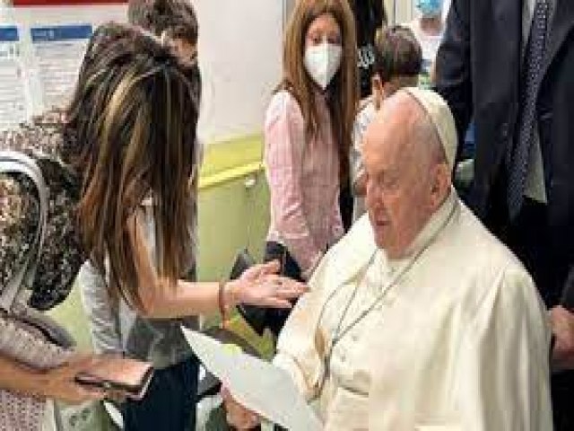 Papa Francisco deixa hospital após cirurgia e internação de nove dias