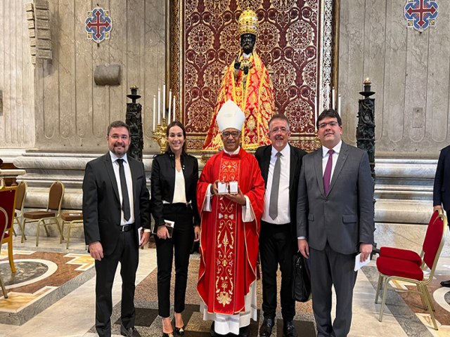 Rafael Fonteles acompanha arcebispo de Teresina em solenidade no Vaticano