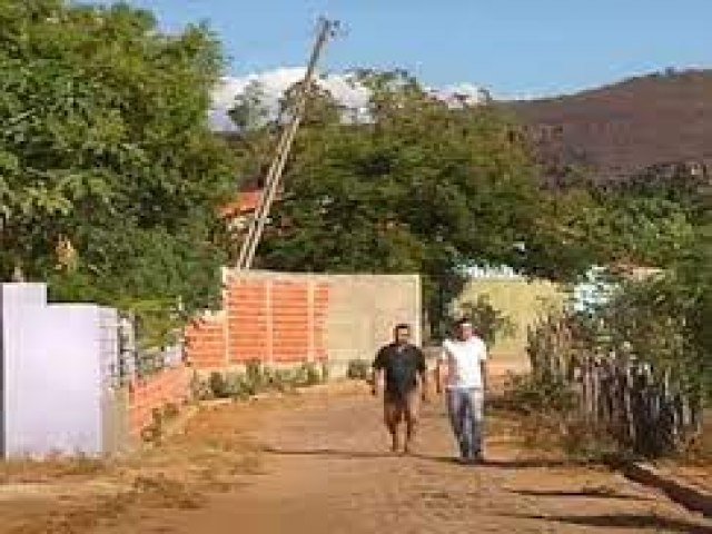 Poste de energia elétrica ameaça cair na zona rural de Picos