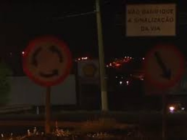 Falta de iluminação em rotatória provoca acidentes em Picos