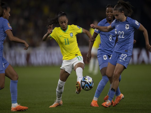 Copa do Mundo: Brasil perde para a França e vai decidir a classificação com a Jamaica