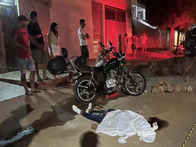 Em Picos, homem morre ao colidir motocicleta contra entulho de obras 
