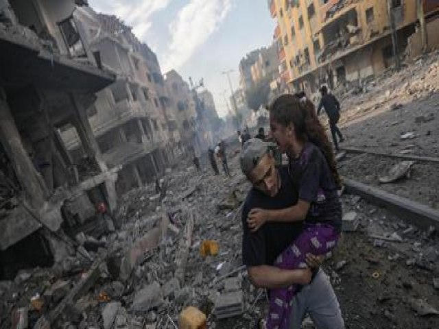 Guerra chega ao 15º dia com saldo de 5.785 mortos e temor de ataque por terra à Faixa de Gaza