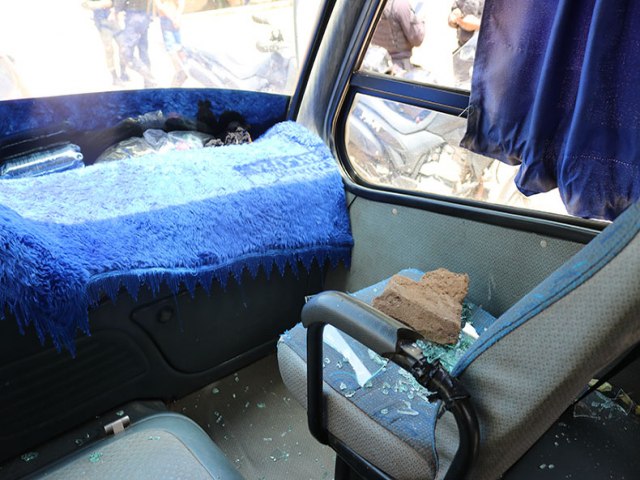 Homem atira pedra, quebra janela de micro-ônibus e é contido por populares em Picos