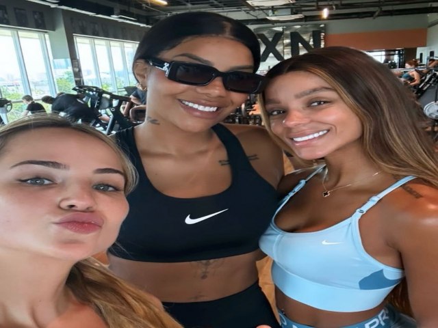 Nos preparativos para o Carnaval, alm de muito samba no p, o corpo perfeito  o foco para curtir a folia. A Academia XN Bike Indoor, na Barra da Tijuca, recebe vrios artistas. Ludmilla e a esposa Bruna Gonalves, por exemplo, so alunas. 