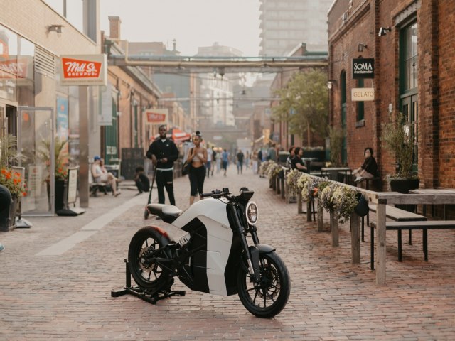 Nova moto eltrica que atinge alta velocidade por baixo preo chega ao Brasil.