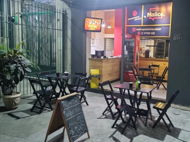 Scios da Pizzaria Malice comemoram a abertura de segunda unidade