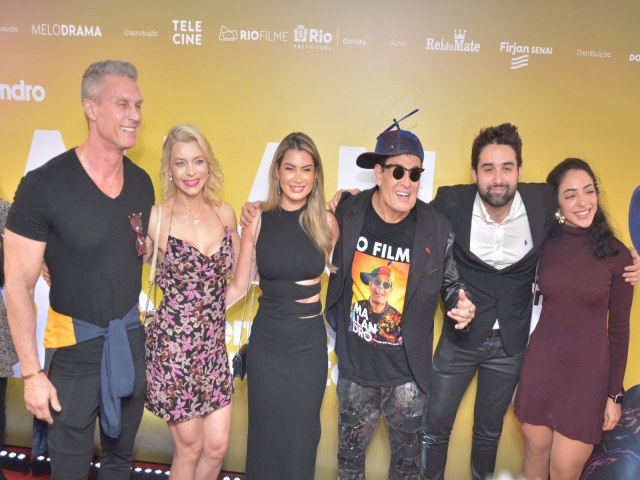 Sergio Mallandro recebe famosos na premiere do seu filme Mallandro O Errado Que Deu Certo