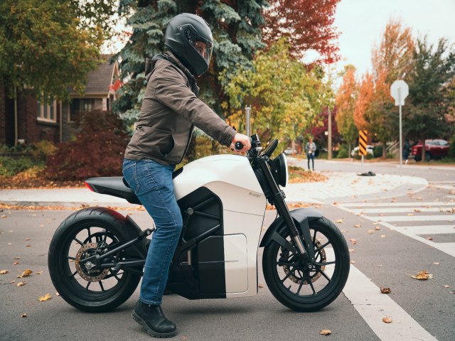 Nova moto eltrica que atinge alta velocidade por baixo preo chega ao Brasil.