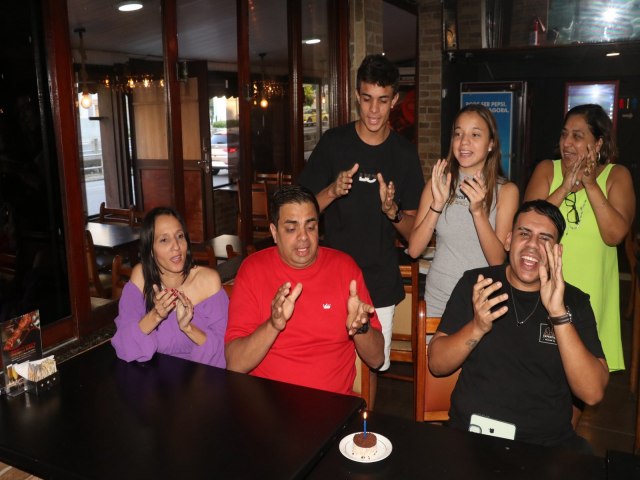 O Ator e influencer Allexandre Colman comemora aniversrio do seu pai Alex na Churrascaria Tchan