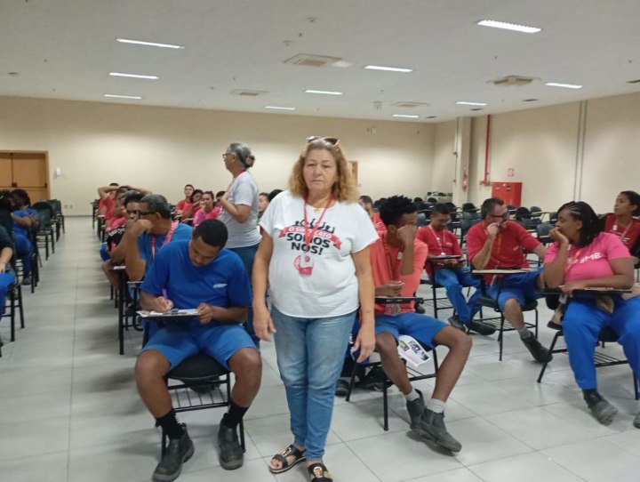 Assembleia do sindicato no dep�sito da Lojas Americanas (Serop�dica)