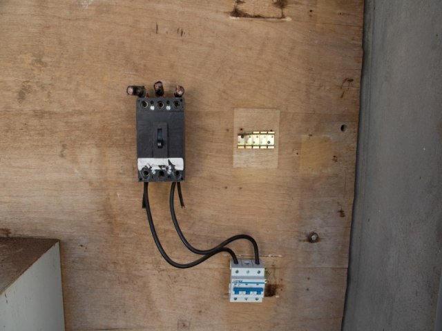 Tentativa de furto de cabos eltricos deixa local sem energia em Gara - SP