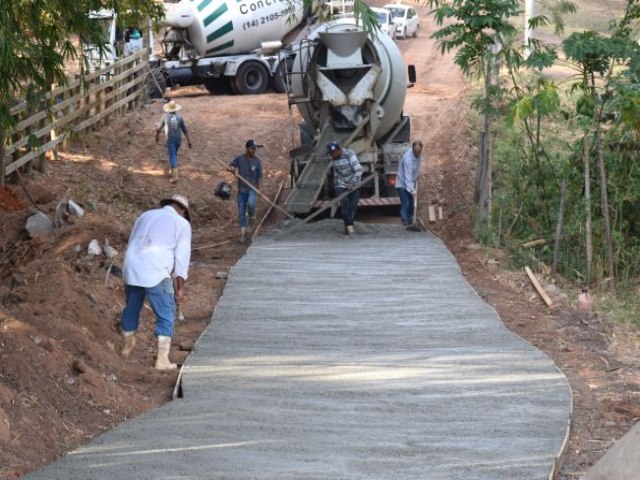 Prefeitura inicia obra de concretagem na serra do prolongamento da rua Jos Augusto de Oliveira
