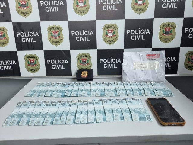 Polcia Civil de Dois Crregos prende homem em flagrante com dinheiro falso