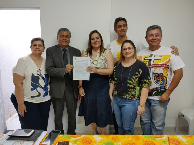 Pr-candidata Nayara Mazini assina compromisso pela Sade Mental em Marlia