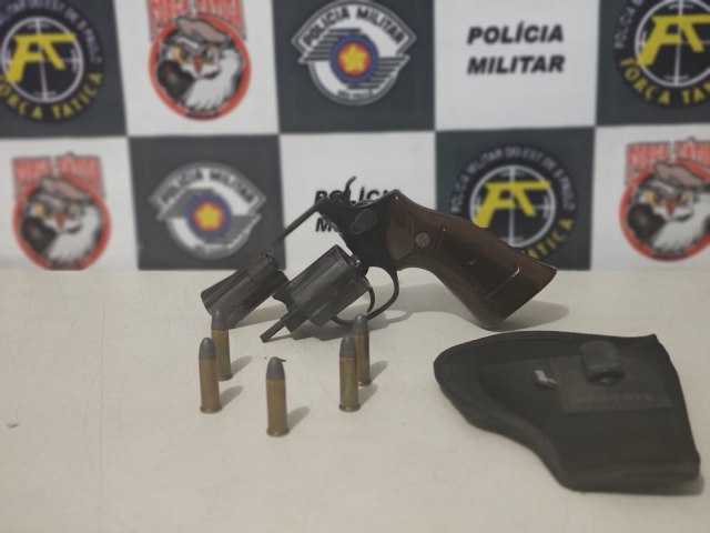 Policia apreende arma de fogo no interior do veculo em Gara - SP