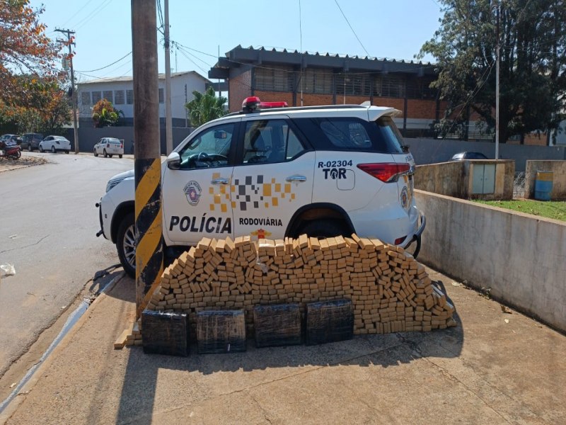 POLICIA RODOVIRIA APREENDE VECULO COM DROGA EM RODOVIA DE SANTA CRUZ DO RIO PARDO/SP