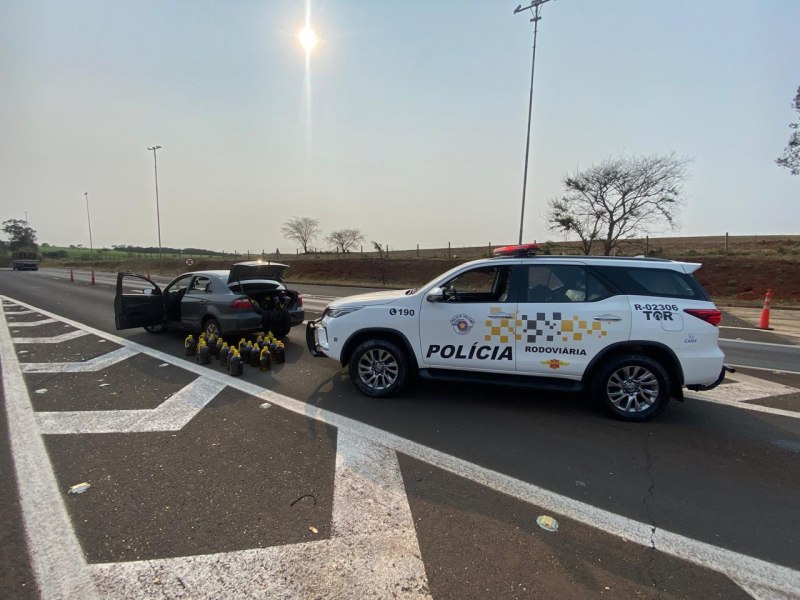 Policia Rodoviria apreende 130 gales de azeite em Santa Cruz do Rio Pardo - SP