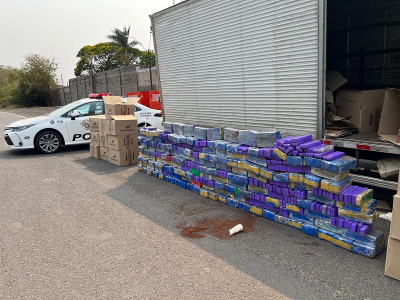 Policia Rodoviria apreende 850 pacotes de maconha em caminho em Marilia - SP