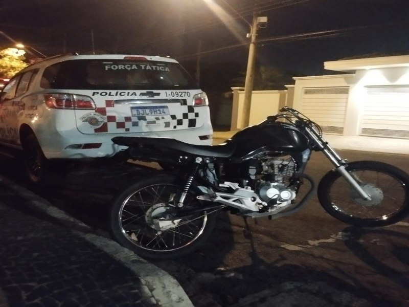 Policia Militar prende dois indivduos e recupera moto roubada em Tup - SP