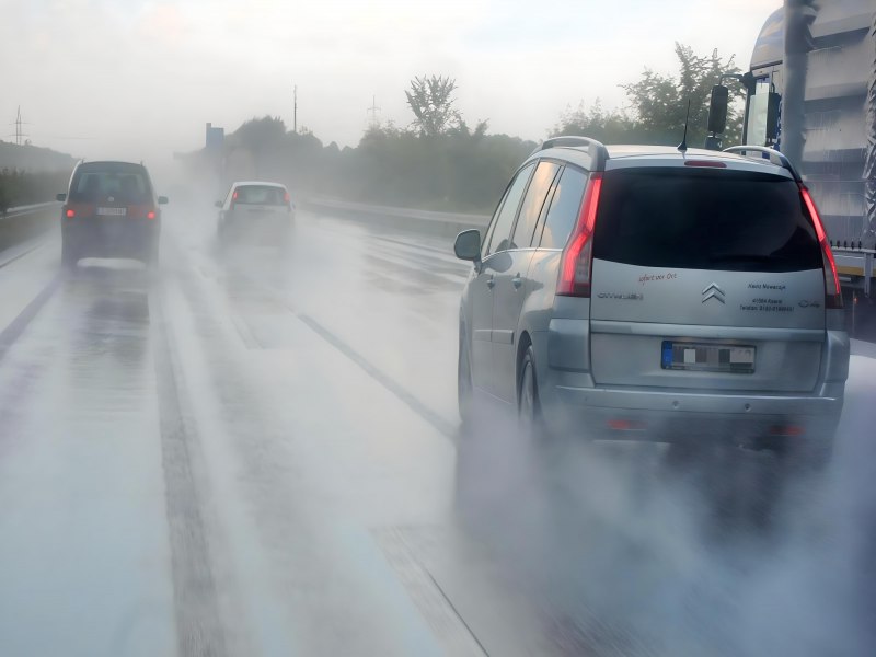 Pista molhada: saiba como evitar acidentes e garantir uma viagem tranquila