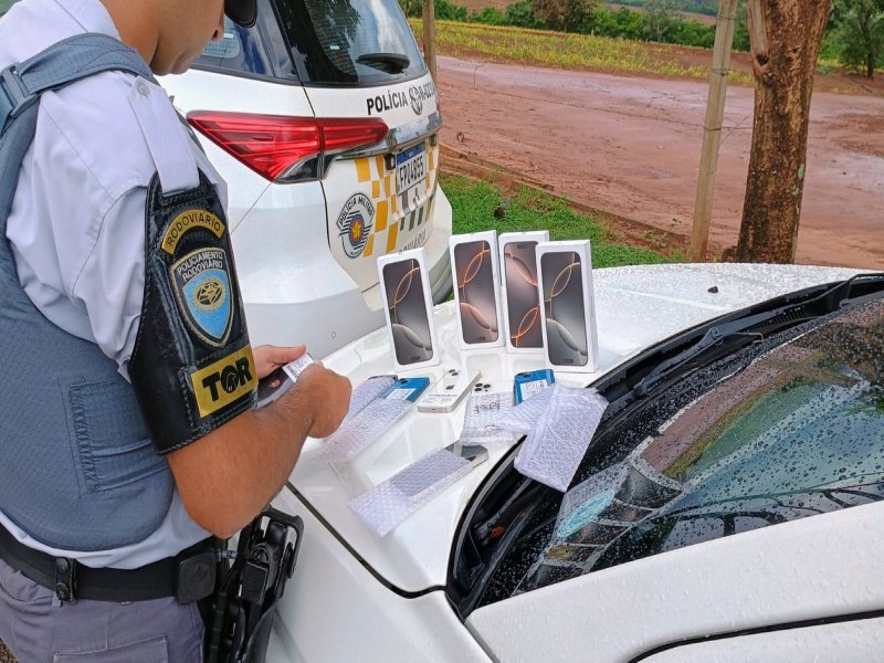 A policia rodoviria apreende celulares em uma rodovia na cidade de Ourinhos - SP