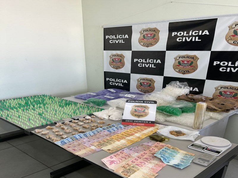 A Policia Cvil de Bauru detm um casal em flagrante por trfico de droga e associao para o trfico