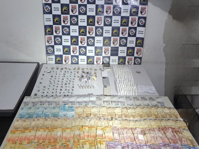 A Polcia Militar detm R$ 4.000,00, alm de drogas e uma arma provenientes do trfico em Marlia - SP