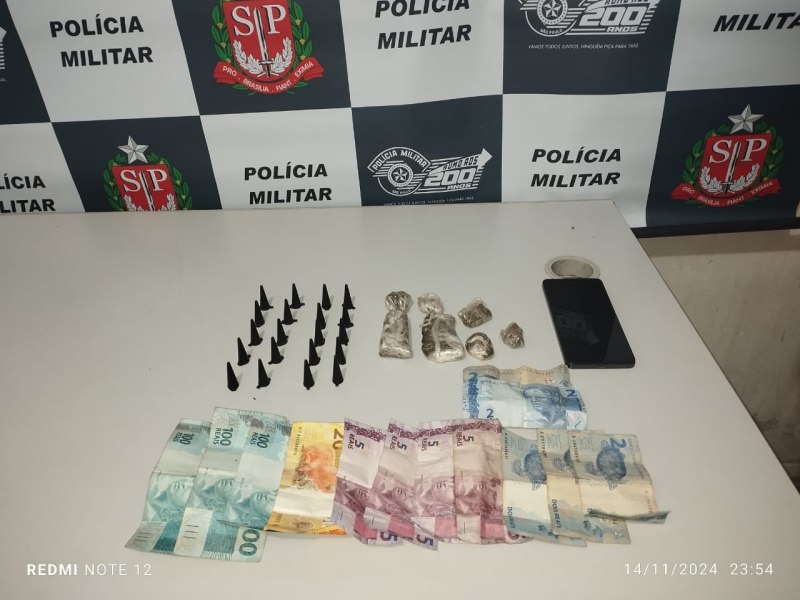 A Polcia Militar apreende um adolescente ligado ao trfico de drogas no bairro Flndria em Pompeia