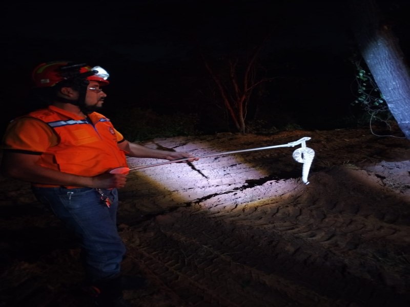 A Defesa Civil de Pompeia resgata uma cobra da espcie Cascavel em uma casa