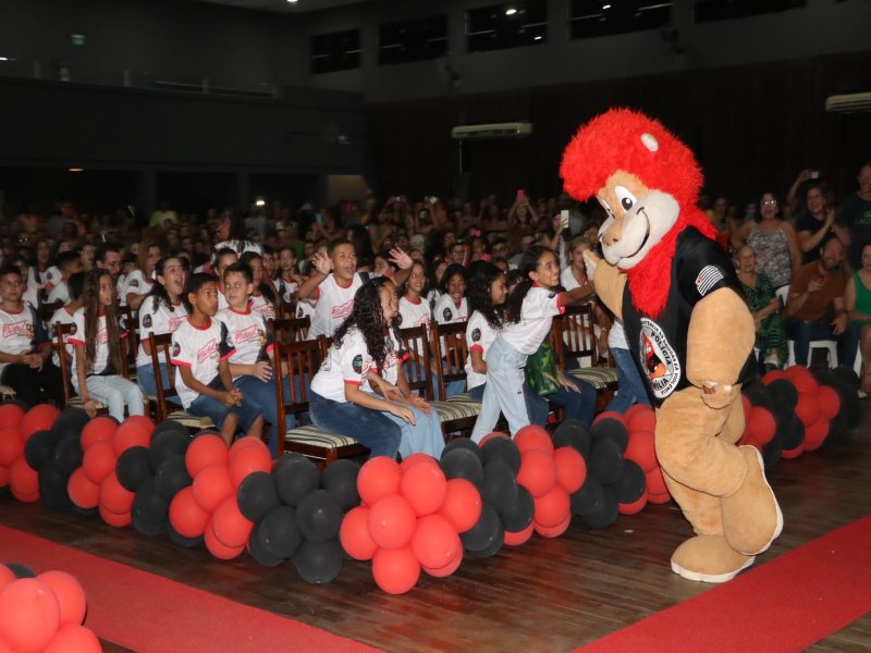 A cerimnia de concluso do Proerd atraiu centenas de espectadores em Gara - SP