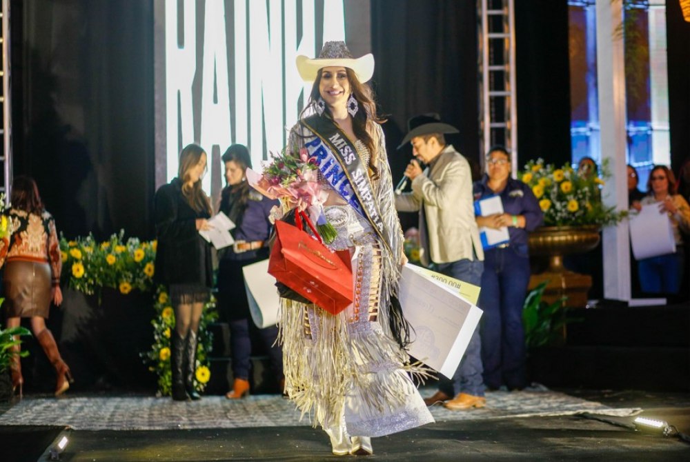 Miss Simpatia do Rodeio de Pompeia 2025, Paula Rafaela, concede entrevista exclusiva ao Programa Breaking News