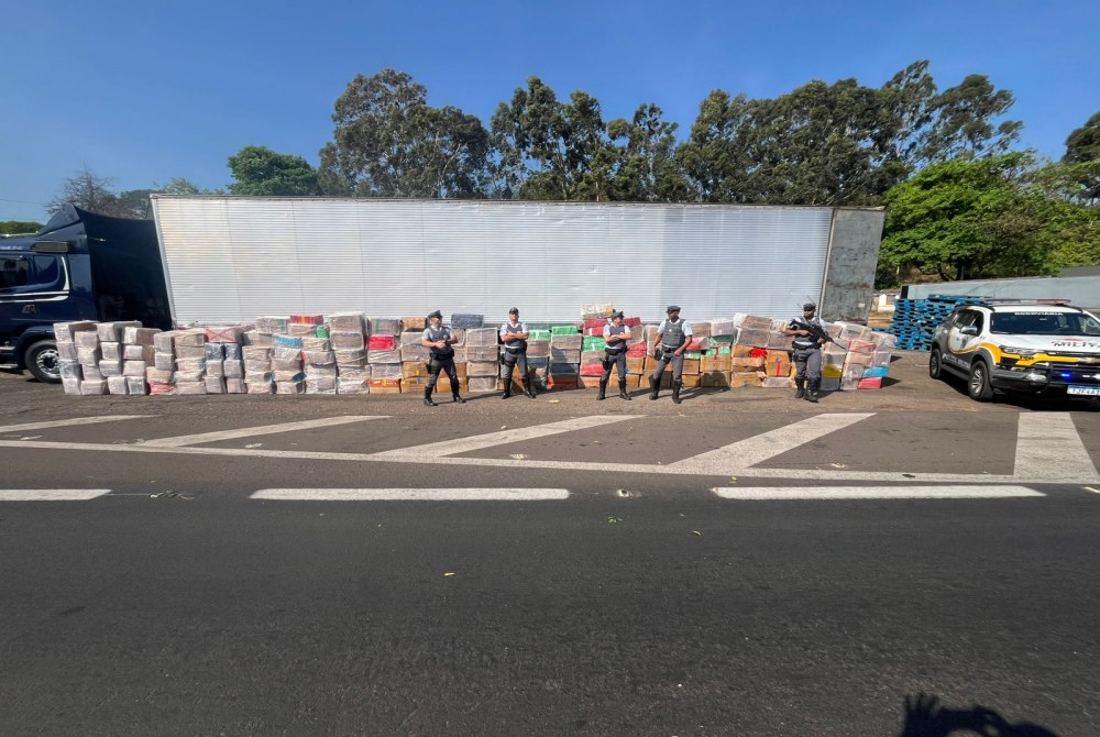 POLICIA RODOVIÁRIA EM CONJUNTO COM A POLÍCIA FEDERAL PRENDE TRAFICANTE COM MAIS DE QUATRO TONELADAS DE DROGAS EM ALVARES MACHADO/SP POLICIA RODOVIÁRIA EM CONJUNTO COM A POLÍCIA FEDERAL PRENDE TRAFICANTE COM MAIS DE QUATRO TONELADAS DE DROGAS EM ALVARES MACHADO/SP
