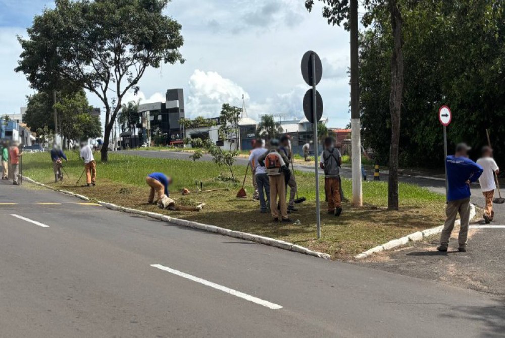 Prefeitura dá continuidade aos trabalhos de limpeza e manutenção de ruas e avenidas Prefeitura dá continuidade aos trabalhos de limpeza e manutenção de ruas e avenidas
