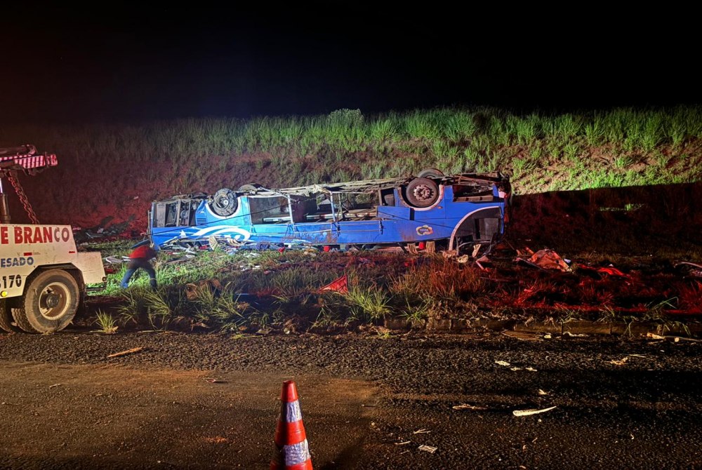 Grave acidente com �nibus deixa seis mortos na BR-153 em Mar�lia