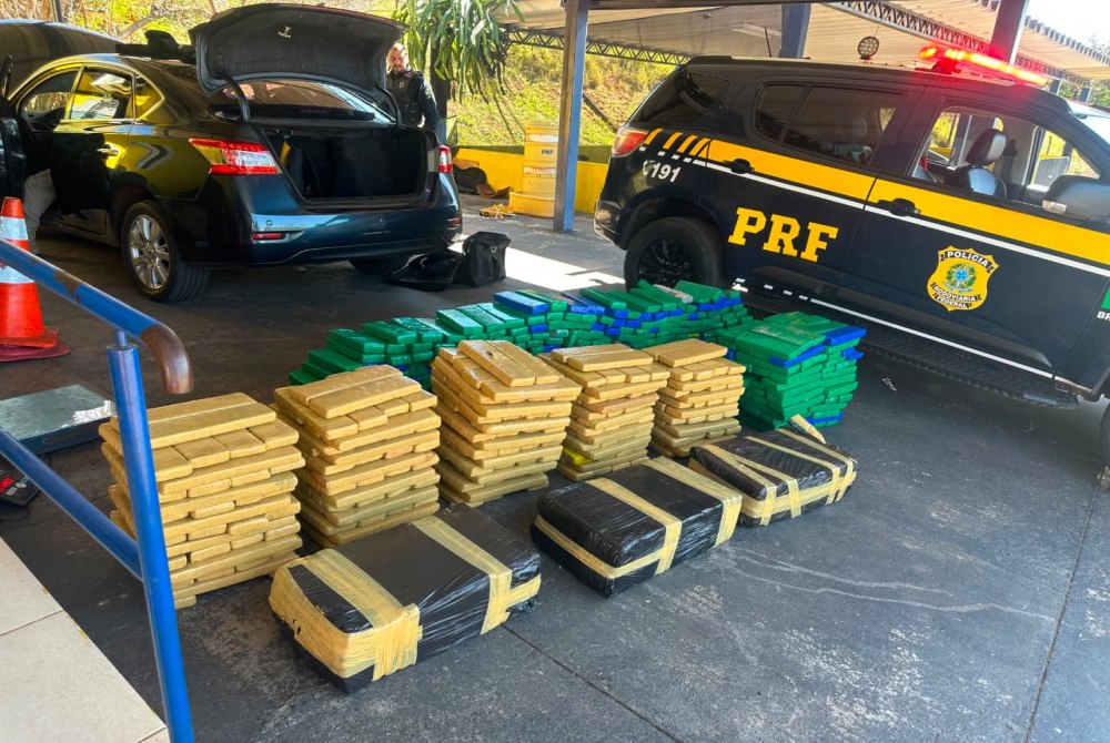 PRF apreende 640 kg de maconha na SP-333 em Mar�lia e prende dois suspeitos